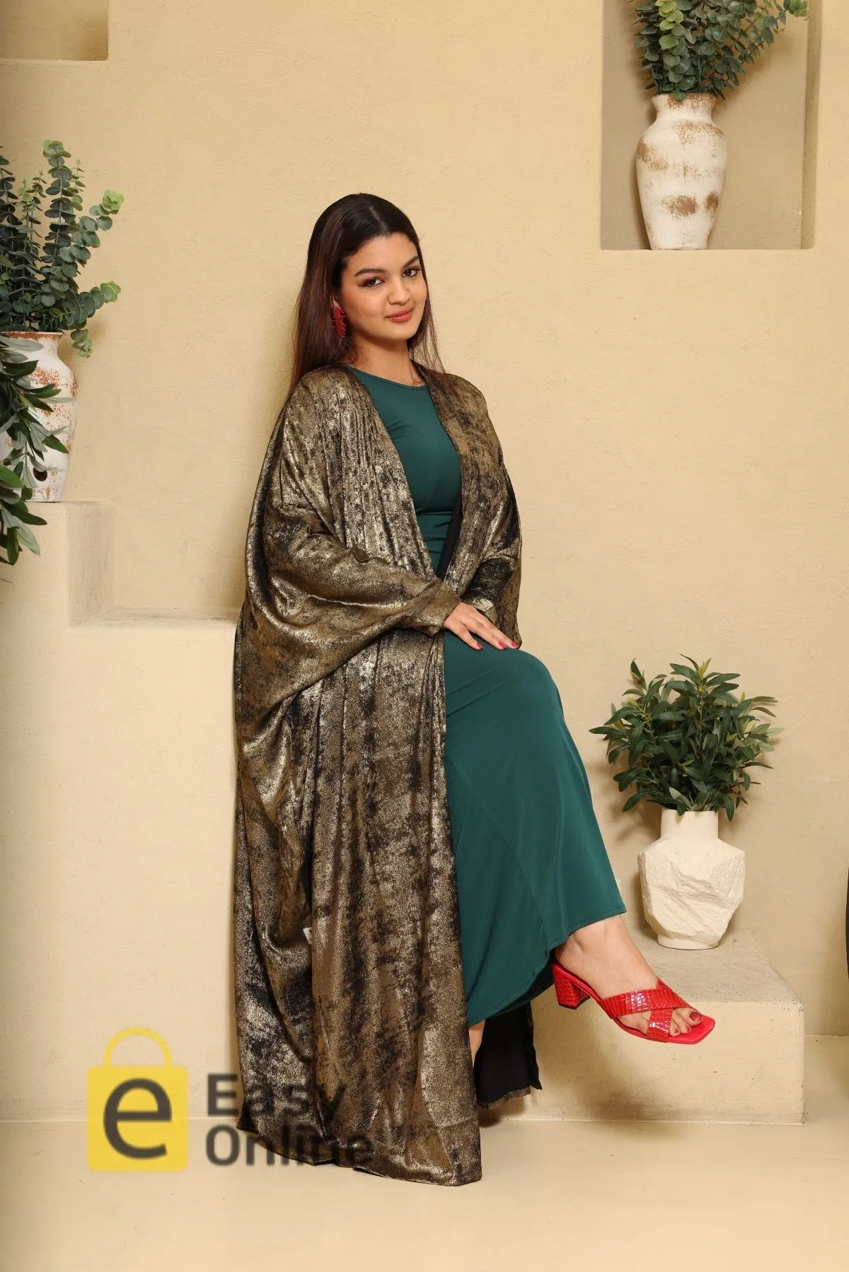 Gold-Embellished Bisht Abaya: Metallic Pattern Detail